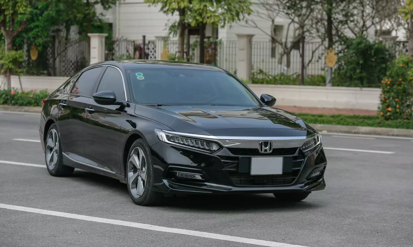 Honda tăng cường chương trình khuyến mãi cho xe nhập khẩu, Accord giảm giá sâu lên tới 220 triệu.