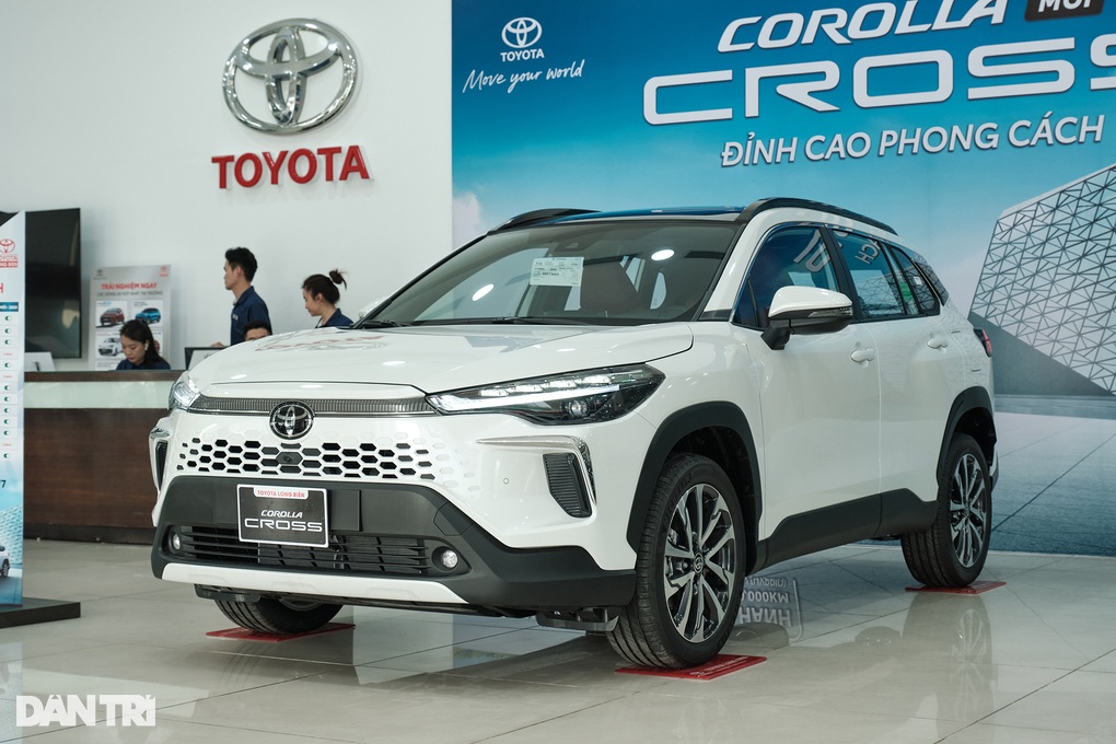 Ngoài động cơ, hai phiên bản của Toyota Corolla Cross 2024 có gì khác? - 1