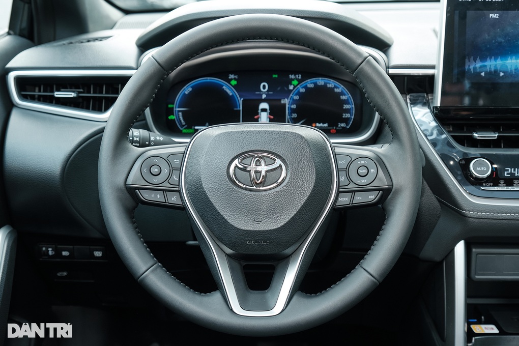 Ngoài động cơ, hai phiên bản của Toyota Corolla Cross 2024 có gì khác? - 13