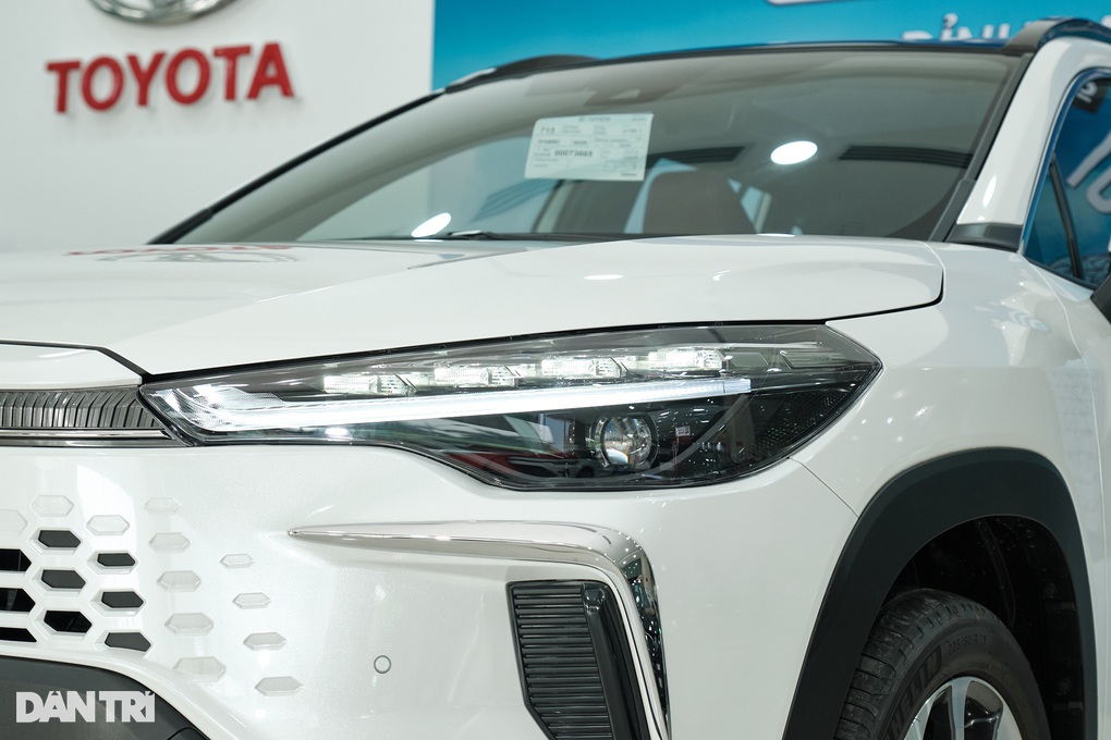 Ngoài động cơ, hai phiên bản của Toyota Corolla Cross 2024 có gì khác? - 3