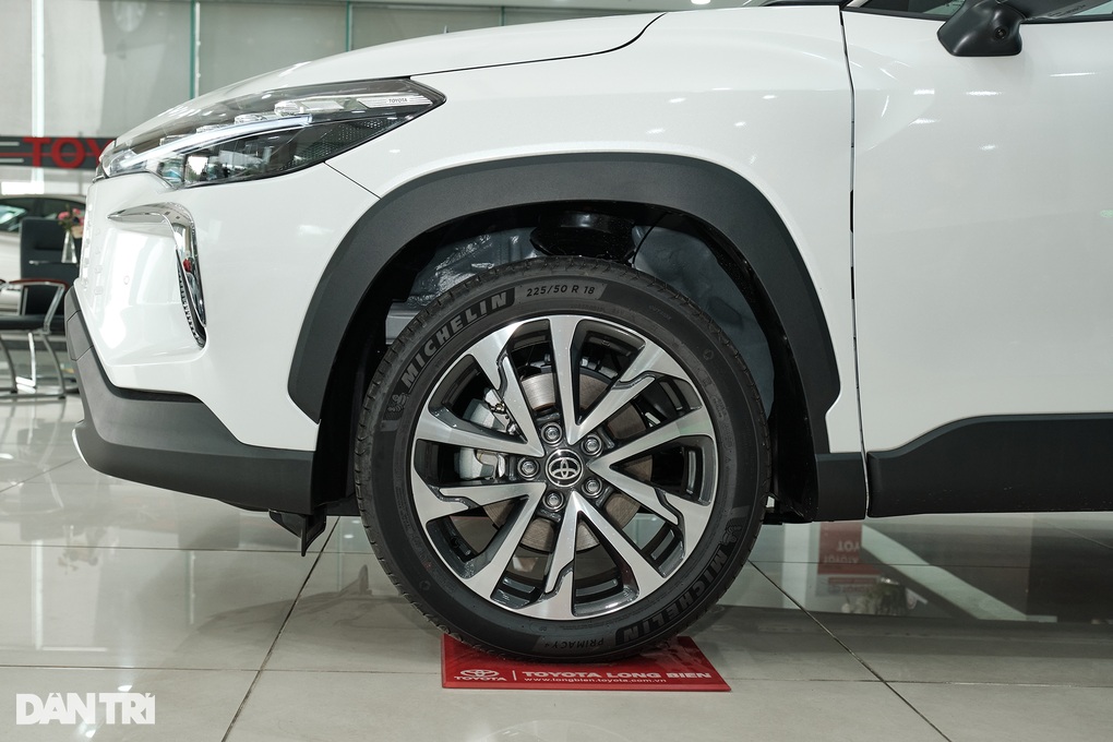 Ngoài động cơ, hai phiên bản của Toyota Corolla Cross 2024 có gì khác? - 4