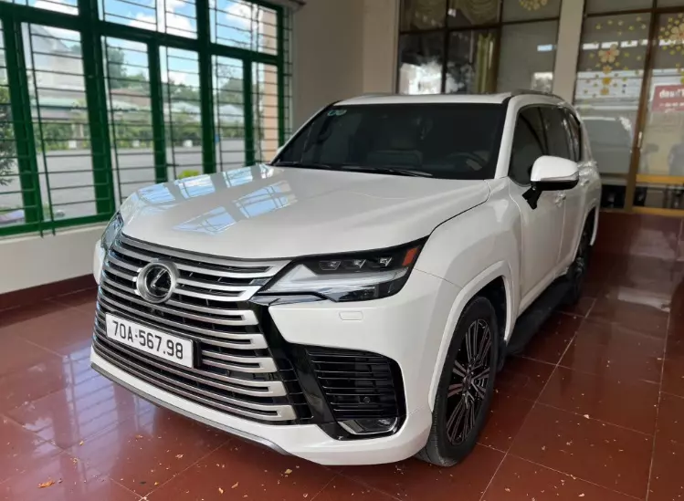 Lexus LX 600 cũ nhanh chóng có khách đặt cọc mặc dù giá vẫn cao hơn xe mới.