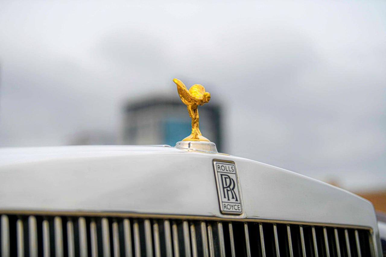 Logo "Spirit of Ecstasy" mạ vàng 1