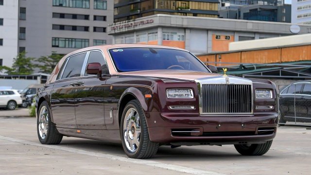 Rolls-Royce Phantom Lửa thiêng giảm giá ra sao sau 9 năm lăn bánh?